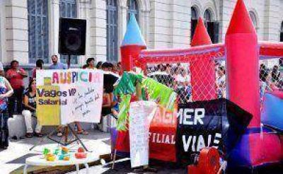 Docentes armaron una playa inflable frente a la Casa Gris