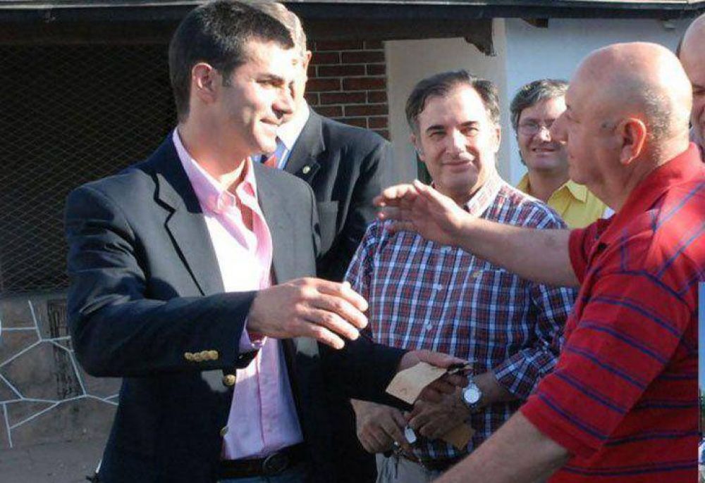 Piden la renuncia del intendente fotografiado con menores