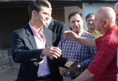 Piden la renuncia del intendente fotografiado con menores