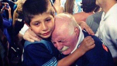 Un crack dentro y fuera de la cancha: Milito agasaj� al abuelo que conmovi� a todo Racing