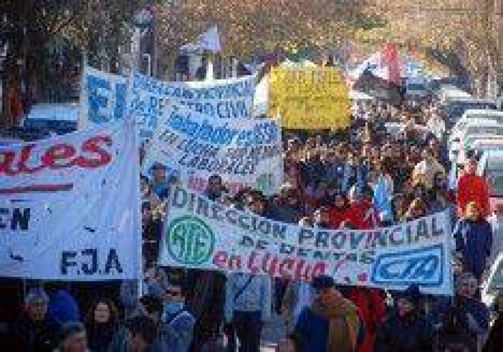 Estatales marcharon en la capital