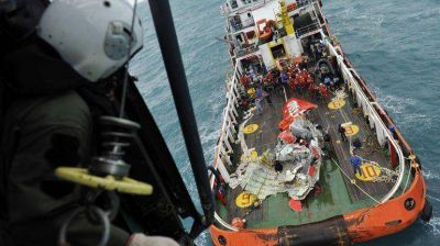 AirAsia: sacan a flote la cola del avi�n ca�do en el mar de Java