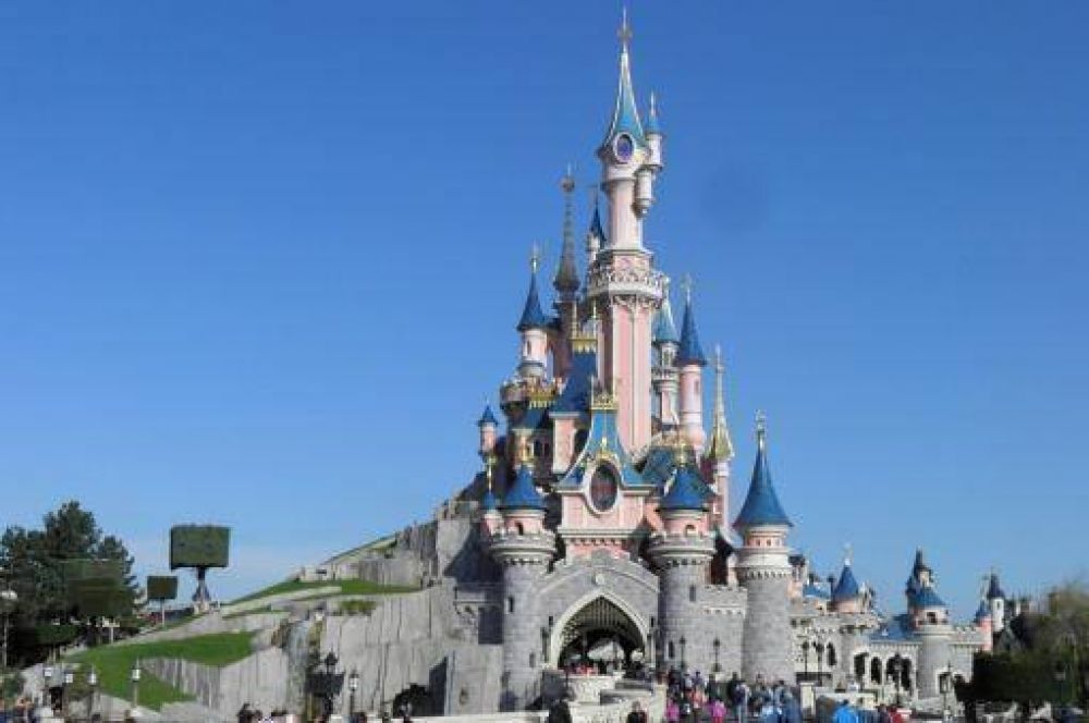 En medio de una psicosis generalizada evacuaron Disney Par�s por una falsa alarma
