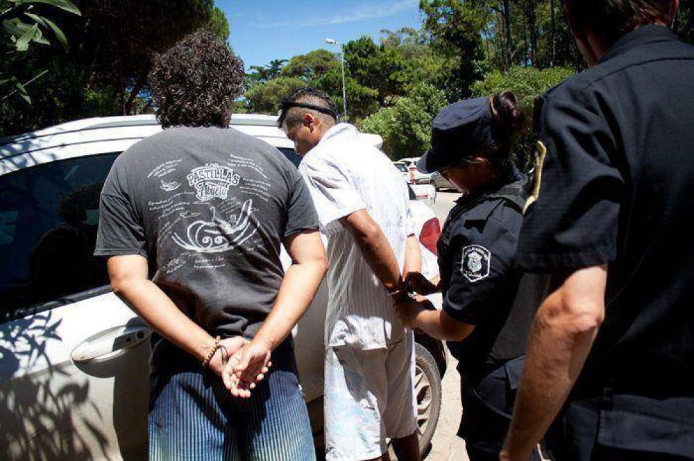 Detuvieron a dos cuidacoches por extorsionar a turistas