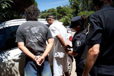 Detuvieron a dos cuidacoches por extorsionar a turistas