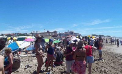 M�s de 100 personas plantaron su sombrilla en defensa de la playa p�blica