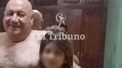 Podr�an destituir al intendente que pos� con menores desnudas