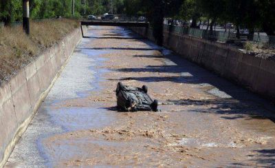 Un joven muri� tras caer con su auto en un canal en Mendoza