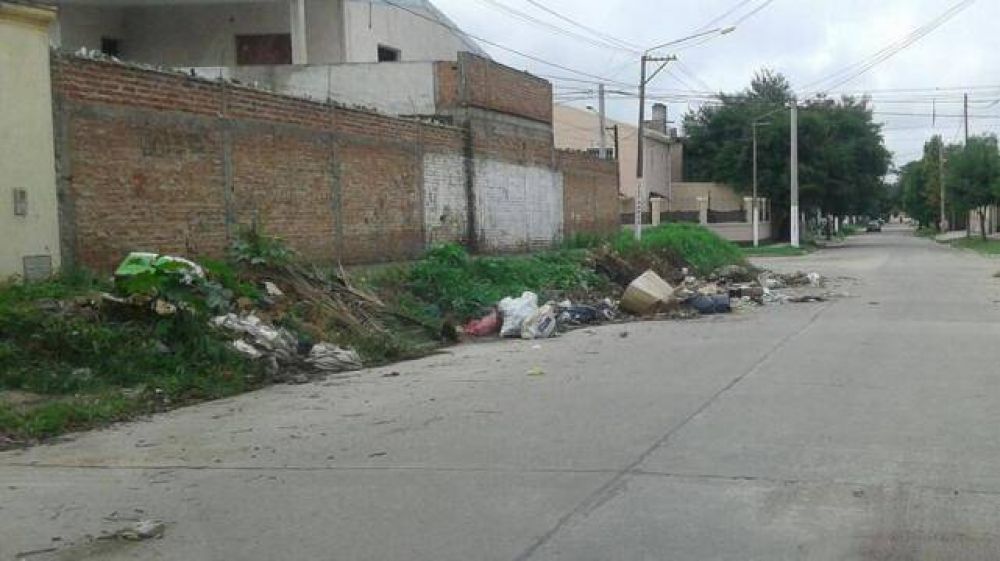 En Esqui� al 600 la basura ya ocupa la mitad de la calle
