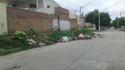 En Esqui� al 600 la basura ya ocupa la mitad de la calle