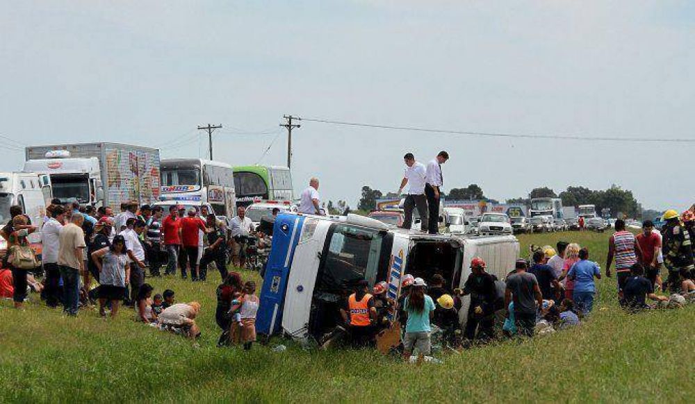 Choque y vuelco de un micro en Chascom�s: al menos un muerto y seis heridos graves
