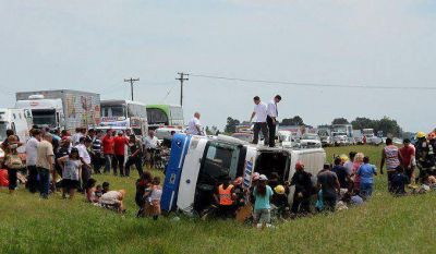 Choque y vuelco de un micro en Chascom�s: al menos un muerto y seis heridos graves