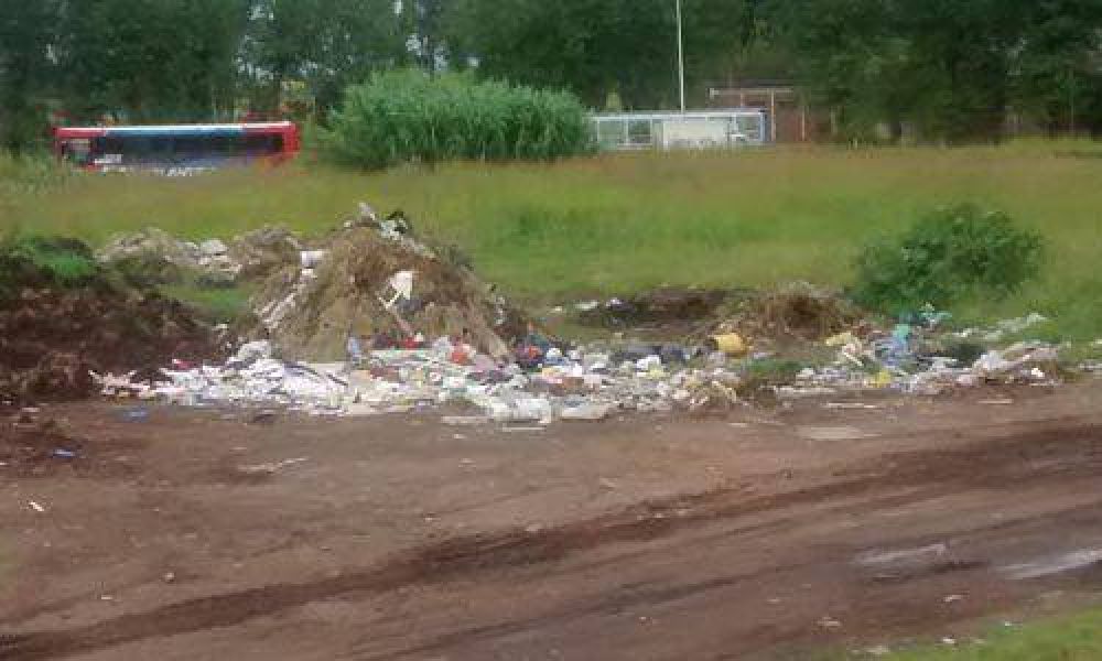 Basura y m�s basura en las colectoras y calles de Pilar