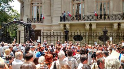 La DAIA particip� de una manifestaci�n contra el terrorismo en frente a la embajada de Francia