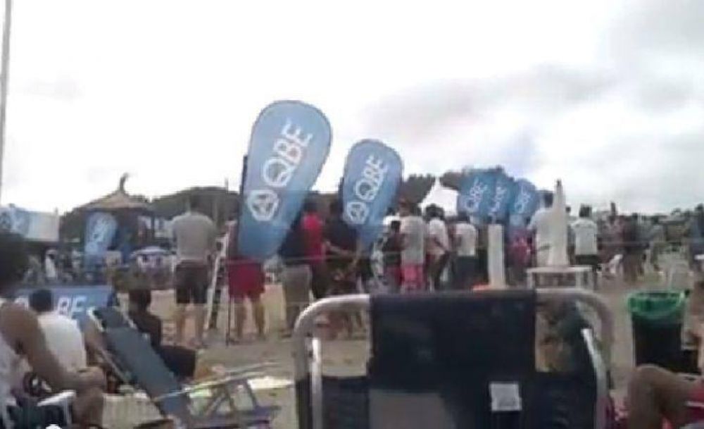 Otra de los que se creen �due�os� de la playa: ahora, en La Caseta