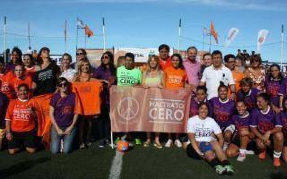 lvarez Rodrguez encabez encuentro de ftbol femenino contra la violencia de gnero