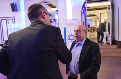 En Par�s, Sharansky asiste personalmente a la comunidad jud�a para su futura emigraci�n a Israel por la crisis de antisemitismo