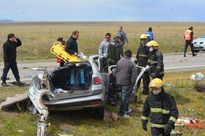 Tres turistas brasile�os murieron en violento choque entre auto y cami�n