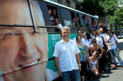 Gustavo L�pez se sube al colectivo para conquistar al porte�o