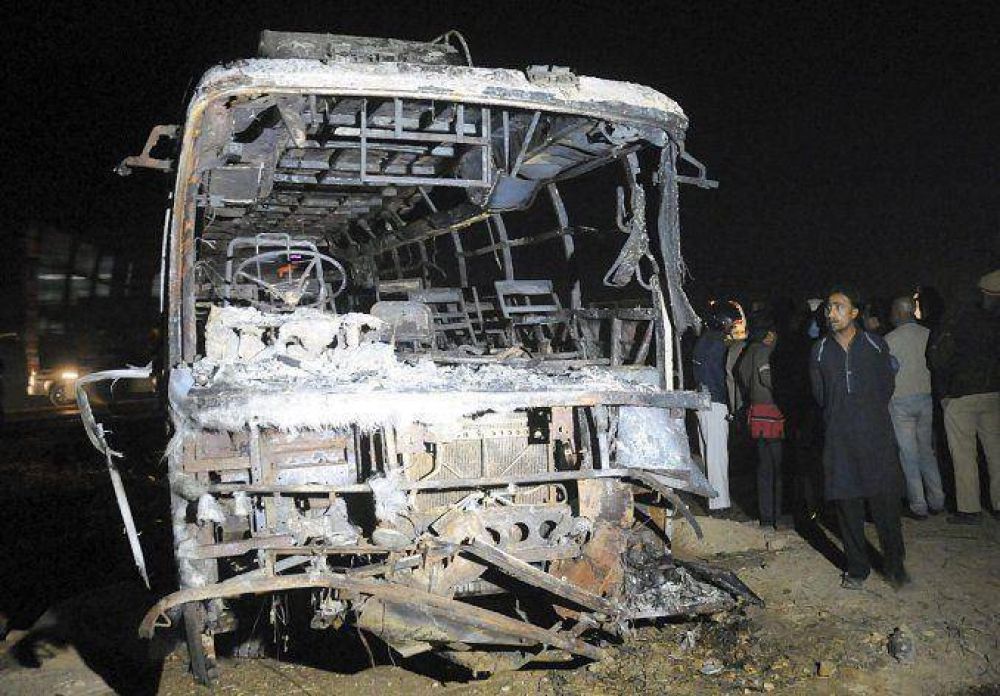 Tr�gico accidente en Pakistan: 57 personas mueren calcinadas