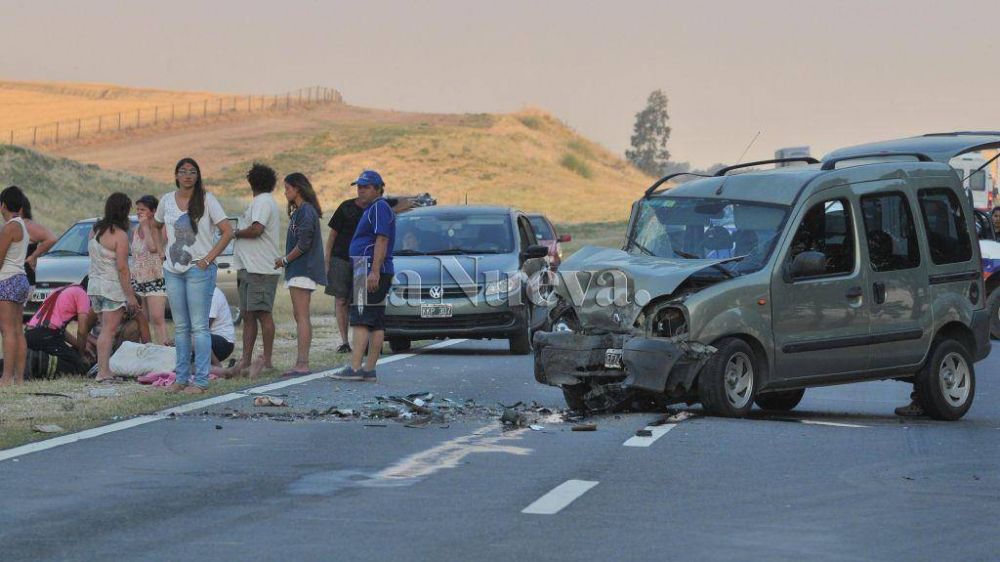 Una mujer, sus 2 hijas y otros 2 menores sufrieron heridas tras un accidente en la ruta 3