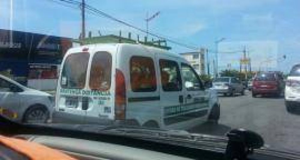 En Mar del Plata van a la playa en una ambulancia del Siprosa: �ser� parte de la campa�a de Manzur y Yedlin?
