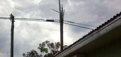 Un rayo cay� en el poste de luz frente a su casa y por el impacto varios trozos de madera se dispararon por el aire