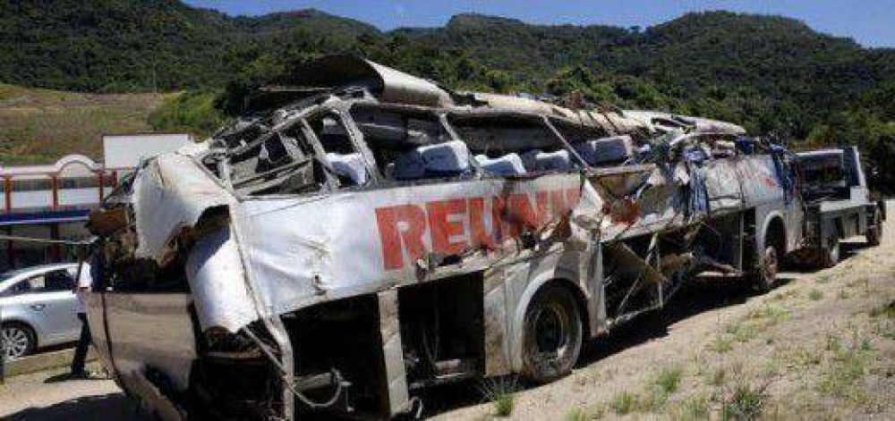 El �mnibus que desbarranc� en Santa Catarina no ten�a autorizaci�n para circular e iba a 120 kil�metros por hora