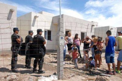 Nueve familias usurparon viviendas en un barrio del sur