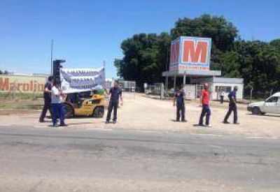 Maxiconsumo: Protestan los trabajadores en la Ruta 1001 por la posici�n de Molinos