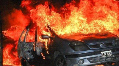 Ser�a intencional el incendio que destruy� dos autos en barrio LU4