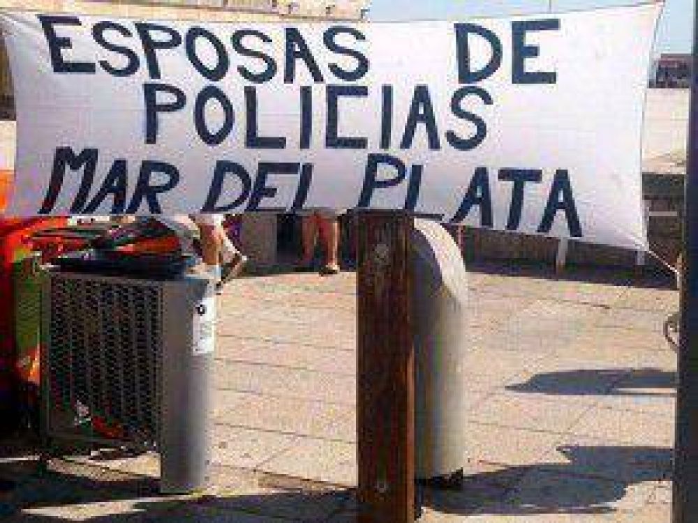 Lo buscan gobernador: familiares de polic�as protestaron frente al Hotel Hermitage 