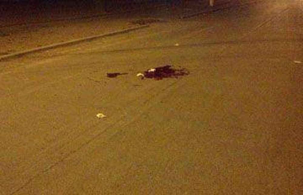 Remisero recibi� seis disparos en un asalto