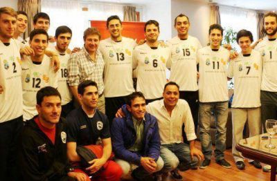 EL INTENDENTE MELELLA RECIBI� AL EQUIPO DE VOLEY A HORAS DE SU DEBUT FRENTE A MAR CHIQUITA EN BUENOS AIRES
