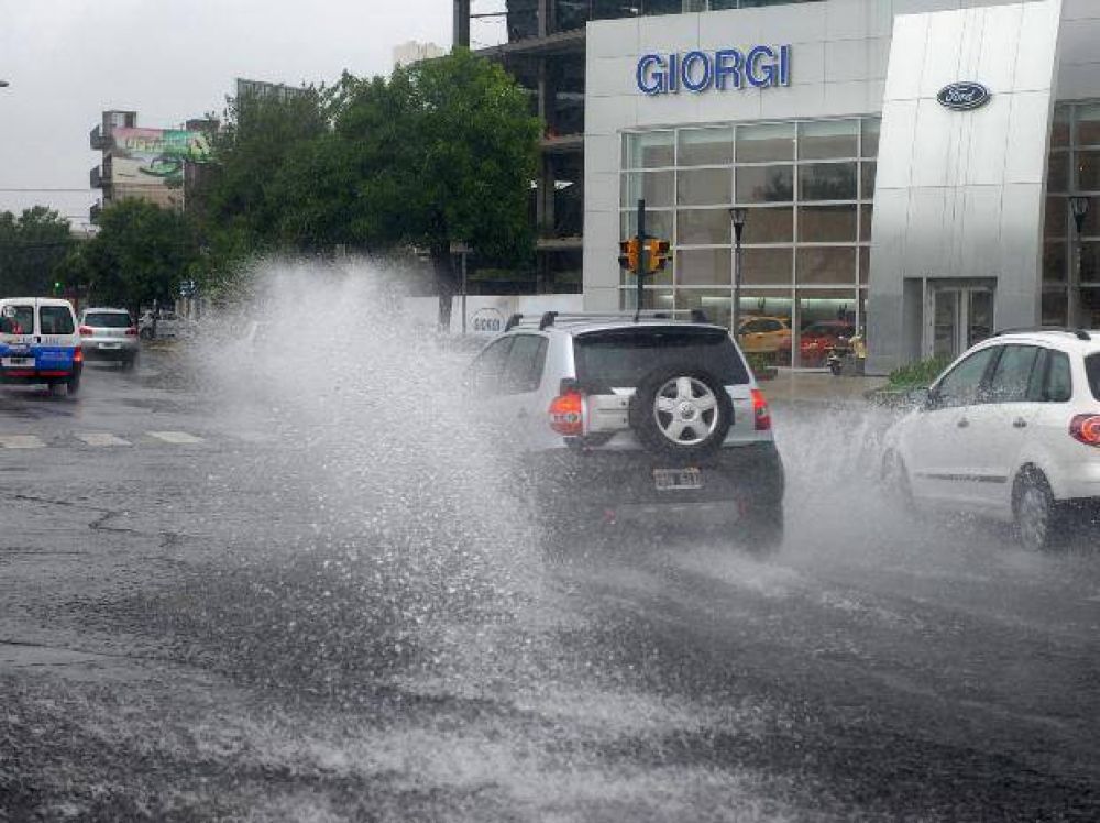 La lluvia lleg� con fuerza a Rosario y la postal es siempre la misma: varias calles quedaron anegadas