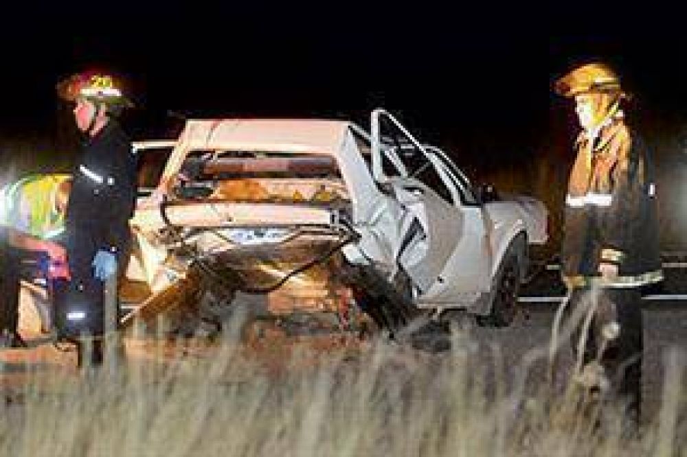 Bajaron a empujar su auto y otro veh�culo los atropell�: cuatro muertos