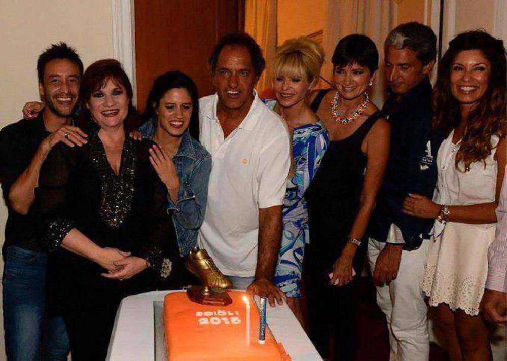 Daniel Scioli festej� su cumplea�os 58 con una torta para no descuidar la campa�a