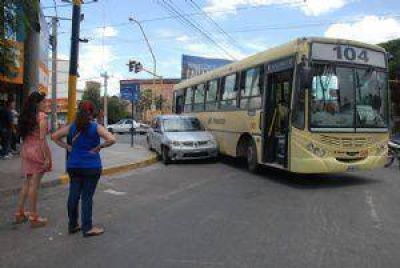 Chocaron un colectivo y un autom�vil