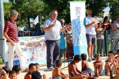 De la Torre inaugur� el primer natatorio municipal de San Miguel