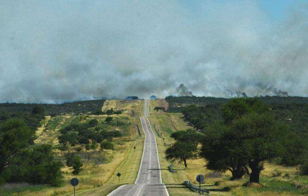  Sigue activo el incendio al sur de Arauz y se desat� otro fuego cerca de Padre Buodo