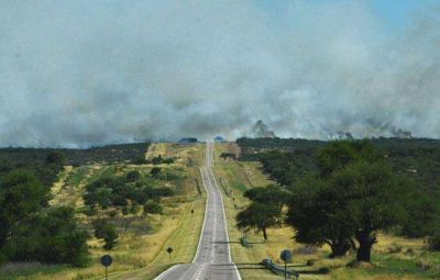  Sigue activo el incendio al sur de Arauz y se desat� otro fuego cerca de Padre Buodo