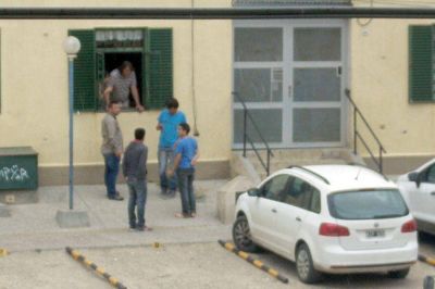 Impresionante tiroteo con un herido grave en un estacionamiento de las 232 viviendas del Ceferino 