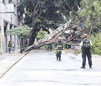 Tras el calor, la tormenta trajo alivio pero la Ciudad la padeci�