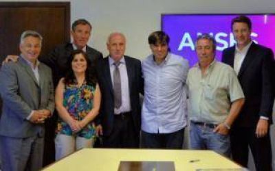 Bossio firm� acuerdos de viviendas con intendentes bonaerenses
