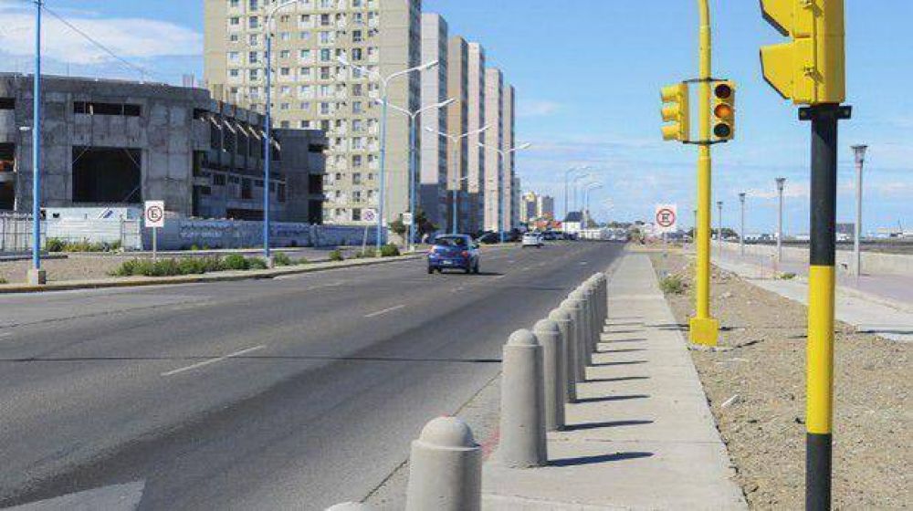 Desde hoy funciona un nuevo sem�foro en la avenida Duc�s