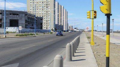 Desde hoy funciona un nuevo sem�foro en la avenida Duc�s