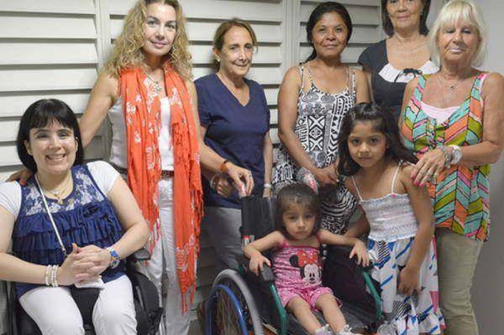 Ancer entreg� una silla de ruedas a una ni�a en riesgo