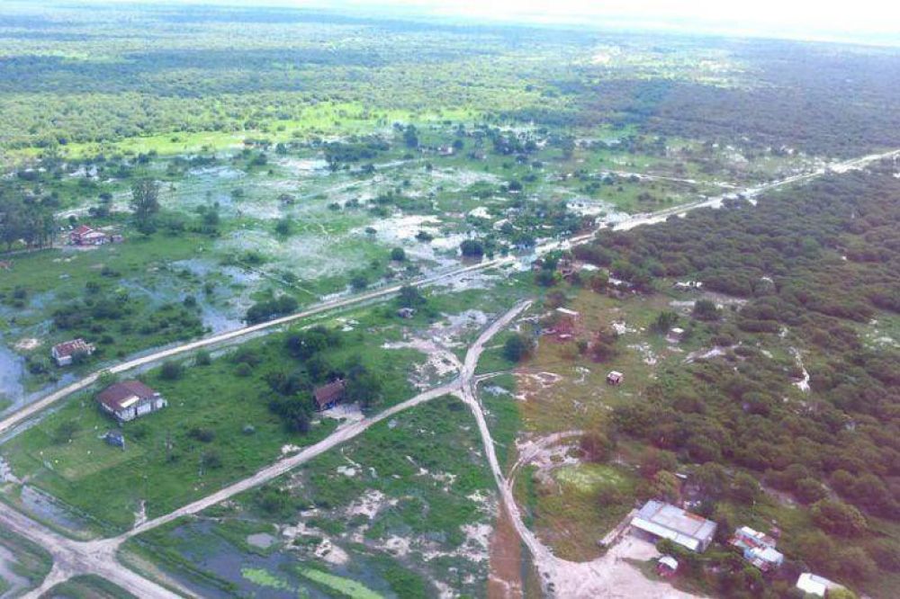 Por helic�ptero, llegan remedios y alimentos a vecinos inundados del norte de la provincia