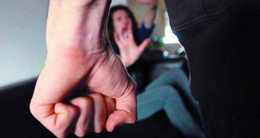 Le pidi� dinero para cocinar y la atac� con un palo de escoba