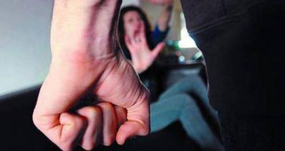 Le pidi� dinero para cocinar y la atac� con un palo de escoba